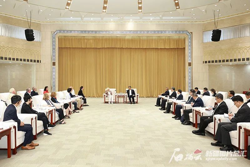 马兴瑞艾尔肯·吐尼亚孜会见欧洲国家旅行商代表团何忠友参加会见